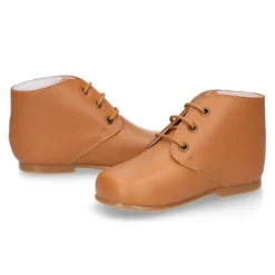 Botita niño con cordones en piel CUERO.