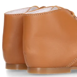 Botita niño con cordones en piel CUERO.