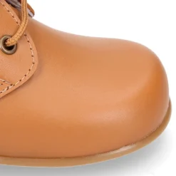 Botita niño con cordones en piel CUERO.