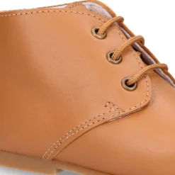 Botita niño con cordones en piel CUERO.