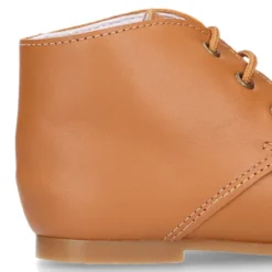 Botita niño con cordones en piel CUERO.