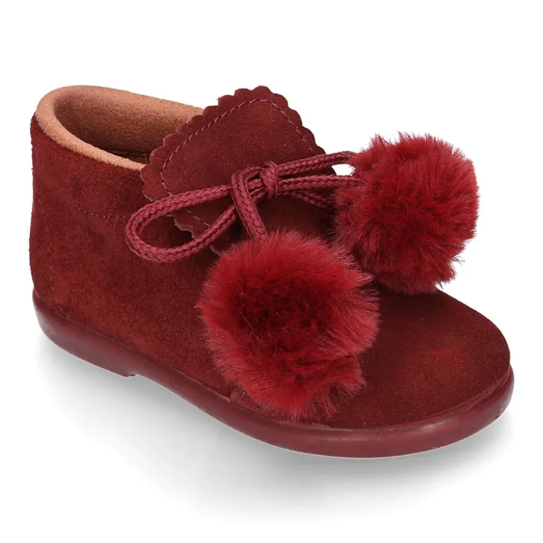 Botita Niño con POMPONES en piel serraje.