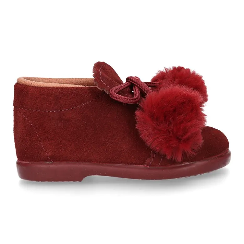 Botita Niño con POMPONES en piel serraje.