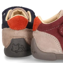 Botita niño con puntera y cordones elásticos y cierre adherente en serraje.