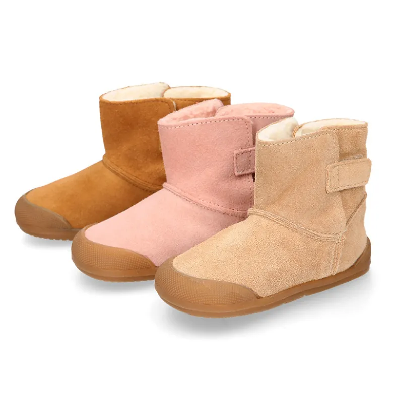 Botita niños Blanditos by Crio´s sin cordones en piel serraje con forro borreguito.