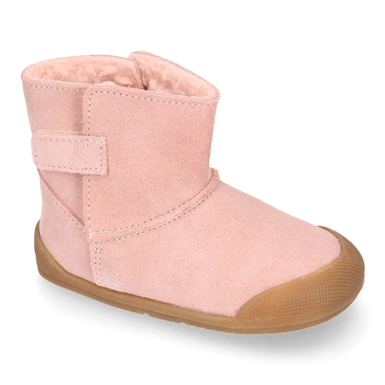 Botita niños Blanditos by Crio´s sin cordones en piel serraje con forro borreguito.