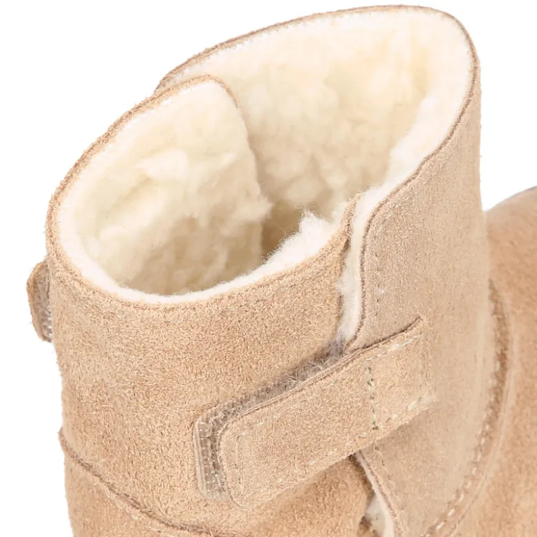Botita niños Blanditos by Crio´s sin cordones en piel serraje con forro borreguito.