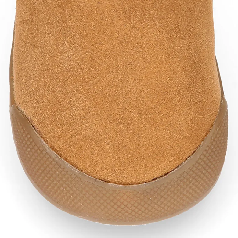 Botita niños Blanditos by Crio´s sin cordones en piel serraje con forro borreguito.