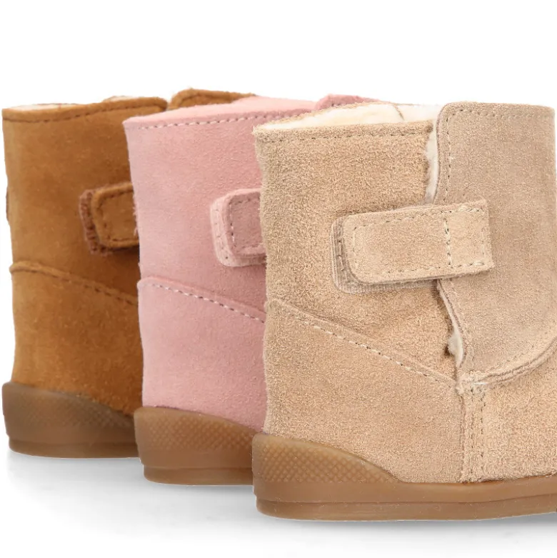 Botita niños Blanditos by Crio´s sin cordones en piel serraje con forro borreguito.