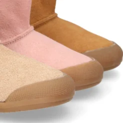 Botita niños Blanditos by Crio´s sin cordones en piel serraje con forro borreguito.