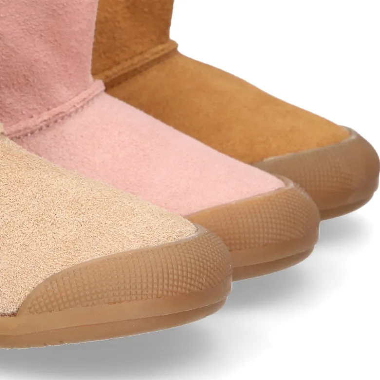 Botita niños Blanditos by Crio´s sin cordones en piel serraje con forro borreguito.