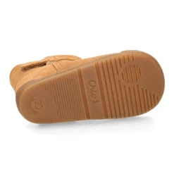 Botita niños Blanditos by Crio´s sin cordones en piel serraje con forro borreguito.