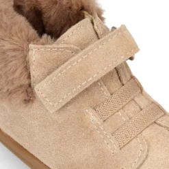 Botita niños Blanditos by Crio´s con cordones elásticos y cuello de pelo en piel serraje.