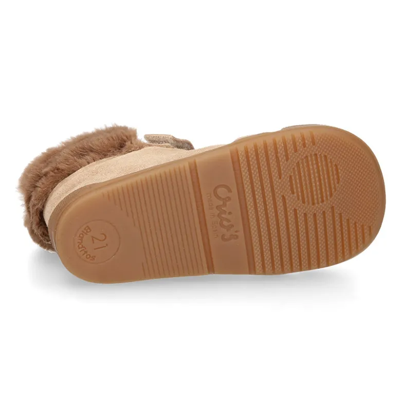 Botita niños Blanditos by Crio´s con cordones elásticos y cuello de pelo en piel serraje.