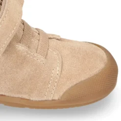 Botita niños Blanditos by Crio´s con cordones elásticos y cuello de pelo en piel serraje.