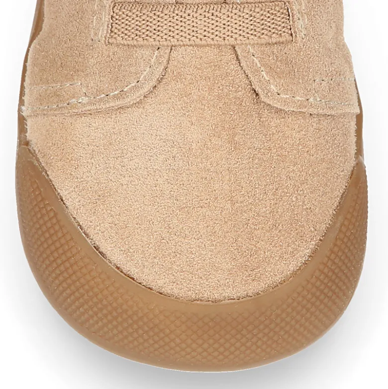 Botita niños Blanditos by Crio´s con cordones elásticos y cuello de pelo en piel serraje.