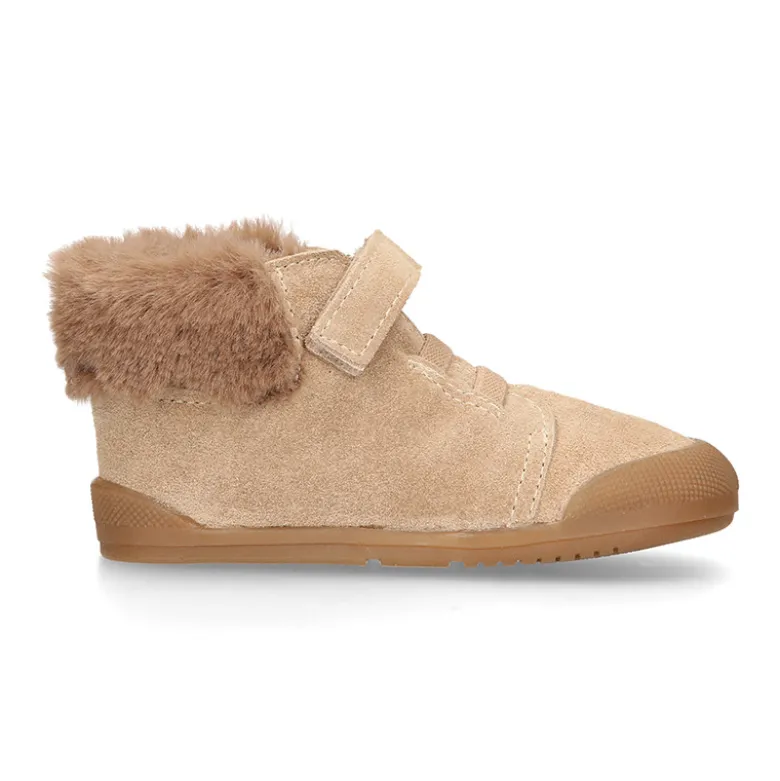 Botita niños Blanditos by Crio´s con cordones elásticos y cuello de pelo en piel serraje.