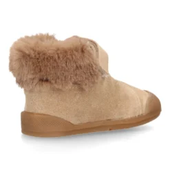 Botita niños Blanditos by Crio´s con cordones elásticos y cuello de pelo en piel serraje.