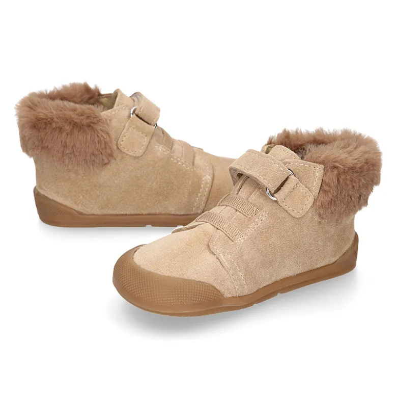 Botita niños Blanditos by Crio´s con cordones elásticos y cuello de pelo en piel serraje.