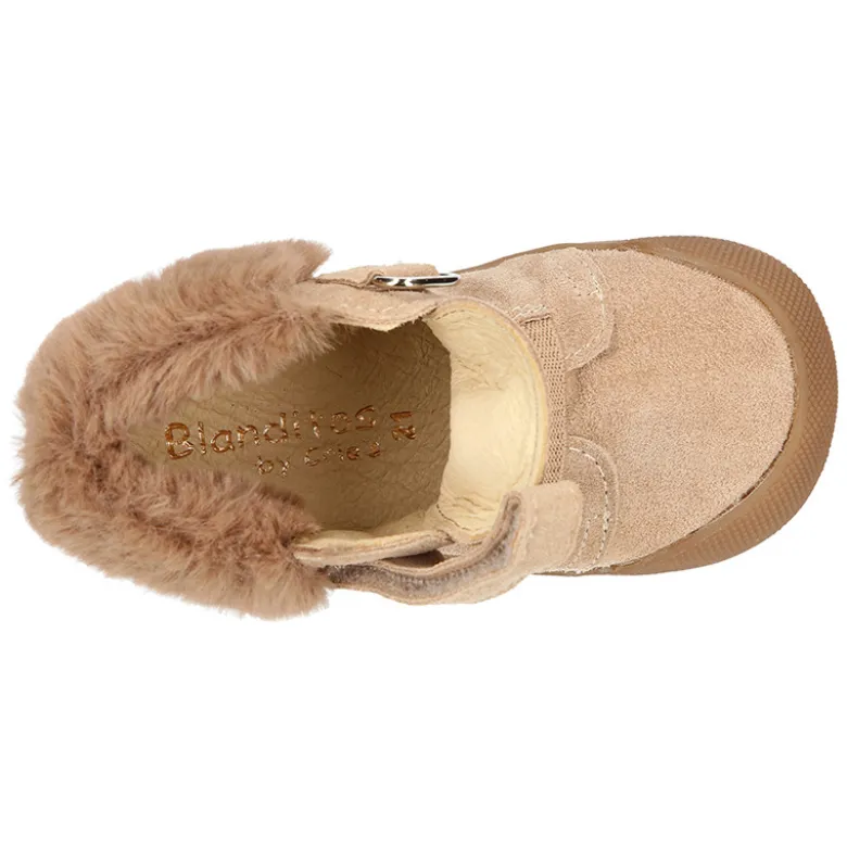 Botita niños Blanditos by Crio´s con cordones elásticos y cuello de pelo en piel serraje.