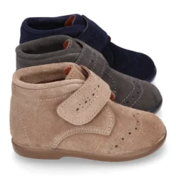 Botita niños clásica sin cordones tipo Blucher en piel serraje con diseño pala vega.
