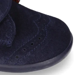 Botita niños clásica sin cordones tipo Blucher en piel serraje con diseño pala vega.