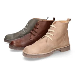 Botita niños con cordones en piel lisa y suela gruesa.