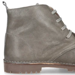 Botita niños con cordones en piel lisa y suela gruesa.