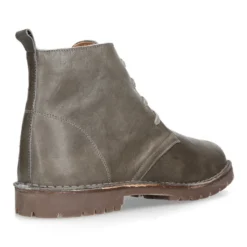 Botita niños con cordones en piel lisa y suela gruesa.