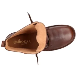 Botita niños con cordones en piel lisa y suela gruesa.