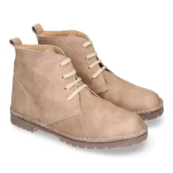 Botita niños con cordones en piel lisa y suela gruesa.