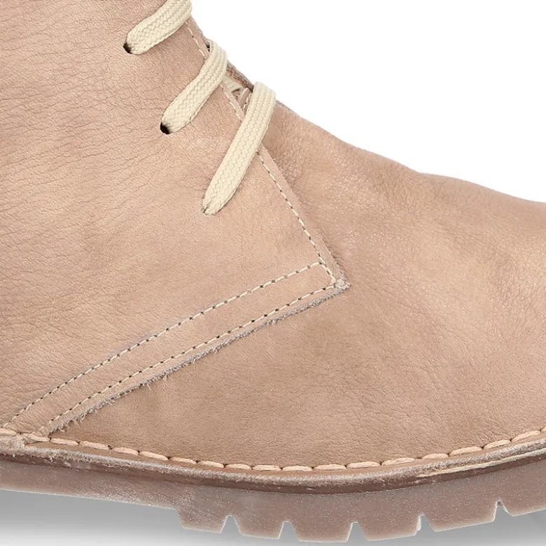 Botita niños con cordones en piel lisa y suela gruesa.