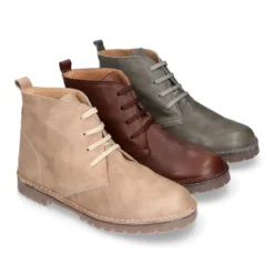 Botita niños con cordones en piel lisa y suela gruesa.