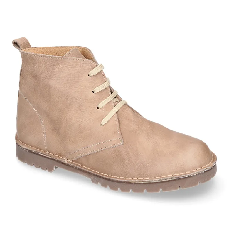 Botita niños con cordones en piel lisa y suela gruesa.