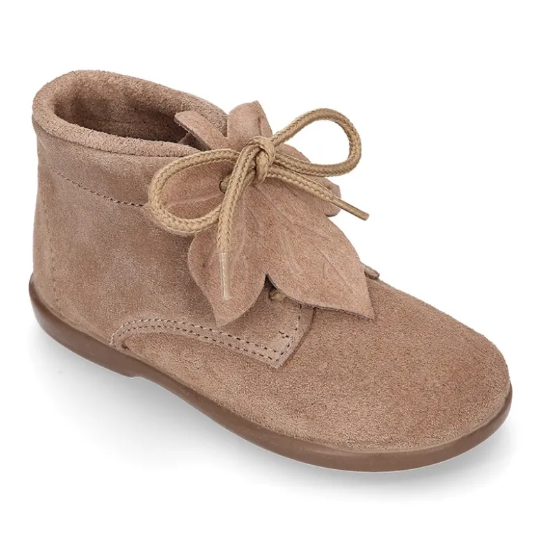 Botita Niños con diseño con HOJA en piel serraje.