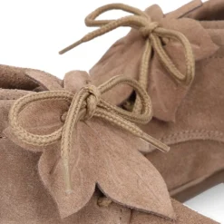 Botita Niños con diseño con HOJA en piel serraje.