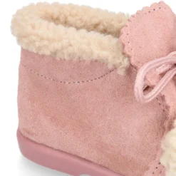 Botita niños con pompones y cuello borreguito en piel serraje.