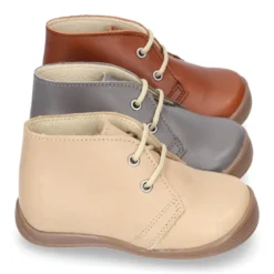 Botita niños cordones con puntera y talonera en piel EXTRA SUAVE.