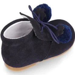 Botita niños piel serraje con POMPONES.