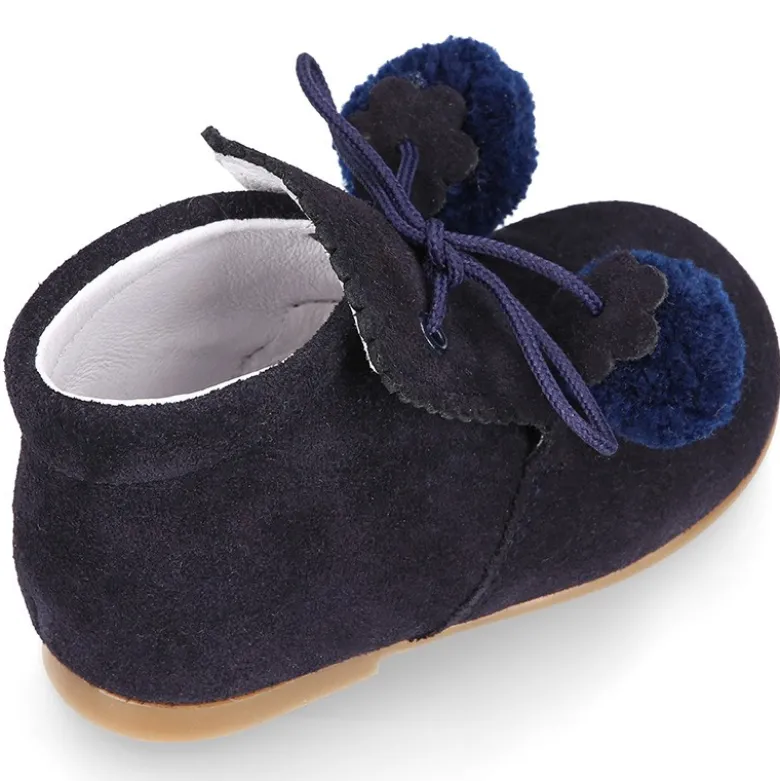 Botita niños piel serraje con POMPONES.