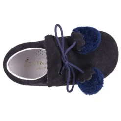 Botita niños piel serraje con POMPONES.