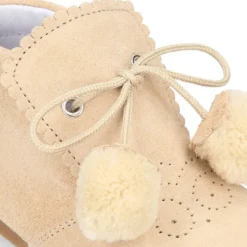 Botita niños piel serraje con POMPONES.