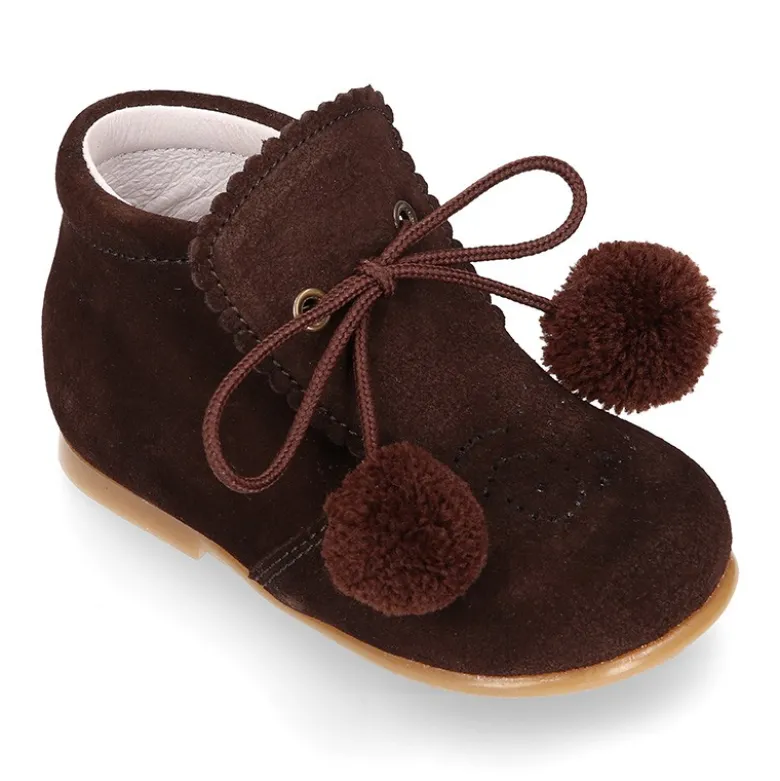 Botita niños piel serraje con POMPONES.