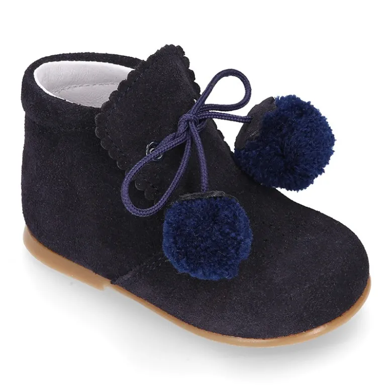 Botita niños piel serraje con POMPONES.