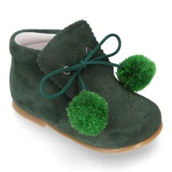 Botita niños piel serraje con POMPONES.