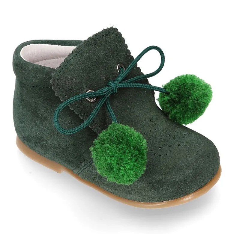 Botita niños piel serraje con POMPONES.