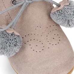Botita niños piel serraje con POMPONES.