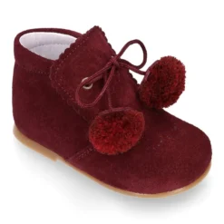 Botita niños piel serraje con POMPONES.