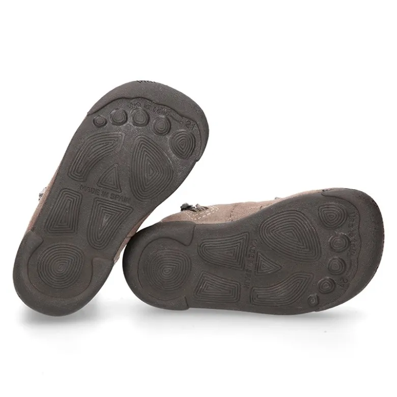 Botita niño sport con puntera y talonera con cordones elásticos en serraje.