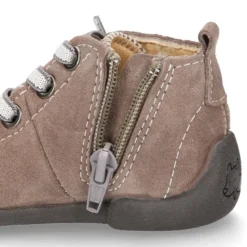 Botita niño sport con puntera y talonera con cordones elásticos en serraje.